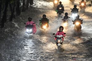 antarafoto-akibat-hujan-deras-di-surabaya-30122021-zk-3