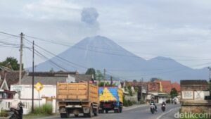 gunung-semeru-erupsi-1774576599984_169