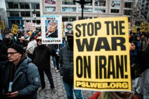 orang-orang-menghadiri-protes-menentang-serangan-as-dan-israel-terhadap-iran-di-tengah-konflik-as-israel-dengan-iran-di-kota-n-1773104028389