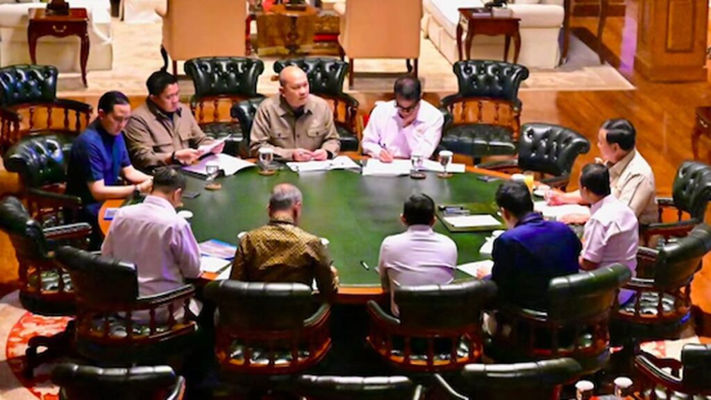 presiden-prabowo-menerima-kepala-danantara-sekaligus-menteri-investasi-bapak-rosan-roeslani-bersama-beberapa-menteri-kabinet-m-1774453115171_169