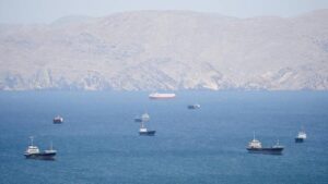 Kapal-melintas-di-Selat-Hormuz.-reuters