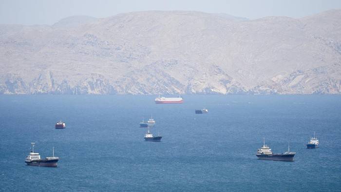 Kapal-melintas-di-Selat-Hormuz.-reuters