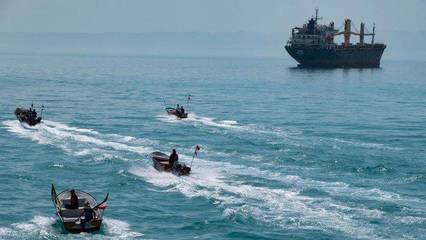 armada-nyamuk-iran-menantang-angkatan-laut-as-di-selat-hormuz-1778725179094
