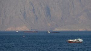 kapal-dan-tanker-di-selat-hormuz-di-lepas-pantai-musandam-oman-senin-452026-1777851382334_169