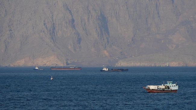 kapal-dan-tanker-di-selat-hormuz-di-lepas-pantai-musandam-oman-senin-452026-1777851382334_169