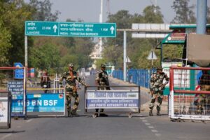 personel-keamanan-pasukan-keamanan-perbatasan-bsf-berjaga-di-perlintasan-perbatasan-attari-wagah-di-perbatasan-india-pakistan--1745566935921