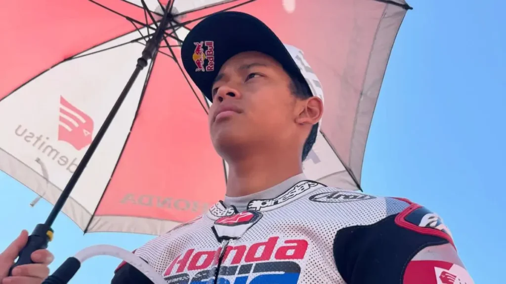 veda-ega-pratama-saat-tampil-pada-balapan-moto3-italia-2026-di-sirkuit-mugello-dan-berhasil-finis-di-posisi-kedelapan-setelah-melakukan-comeback-impresif-honda-team-asia-GE7Mg