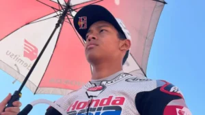 veda-ega-pratama-saat-tampil-pada-balapan-moto3-italia-2026-di-sirkuit-mugello-dan-berhasil-finis-di-posisi-kedelapan-setelah-melakukan-comeback-impresif-honda-team-asia-GE7Mg