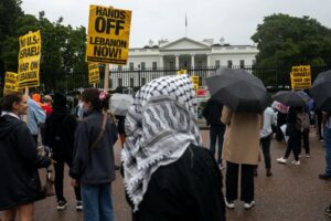 para-demonstran-berkumpul-selama-protes-terhadap-serangan-israel-terhadap-target-target-hizbullah-di-lebanon-selama-unjuk-rasa