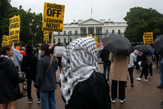 para-demonstran-berkumpul-selama-protes-terhadap-serangan-israel-terhadap-target-target-hizbullah-di-lebanon-selama-unjuk-rasa