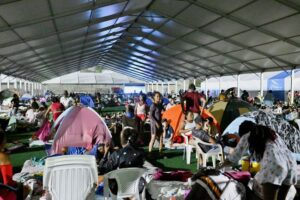 orang-orang-beristirahat-di-tempat-penampungan-sementara-setelah-gempa-bumi-di-la-guaira-venezuela-29-juni-2026-1782790328627